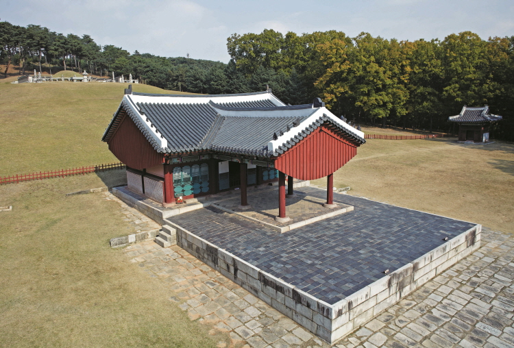 건릉의 정자각 좌측면